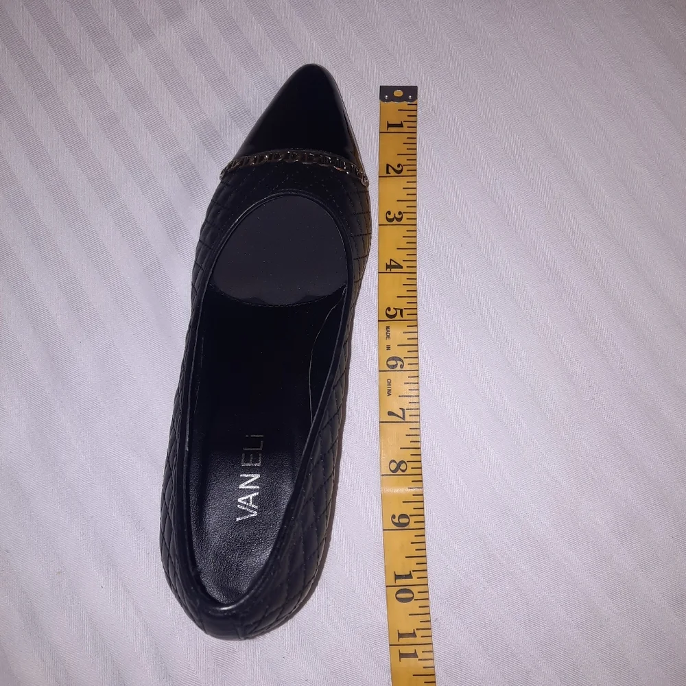 Black kitten heel shoes with gold chain detail Size 8.5 Narrow